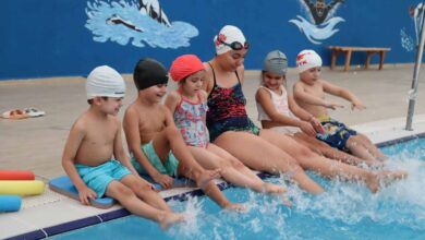 Çınar Çocuk Evi’nin minikleri, yüzme derslerine başladı