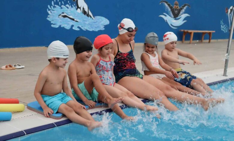 Çınar Çocuk Evi’nin minikleri, yüzme derslerine başladı