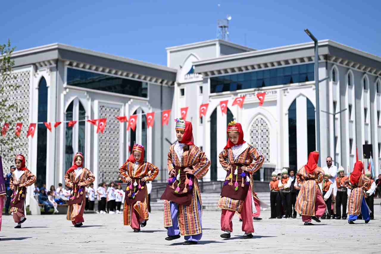 Kartepe Kent Meydanı’nda 23 Nisan Coşkusu