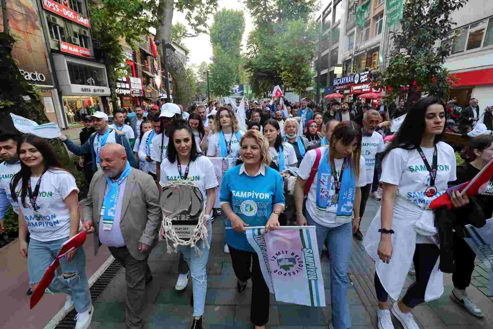 İzmit Şampiyonluk coşkusunu doyasıya yaşadı