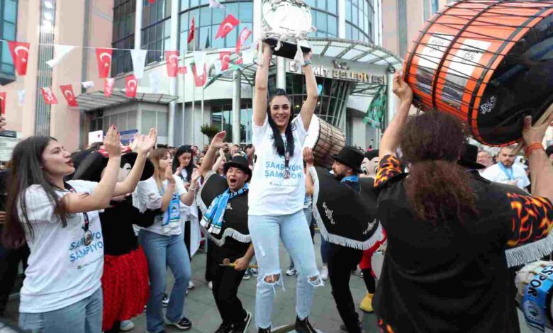 İzmit Şampiyonluk coşkusunu doyasıya yaşadı