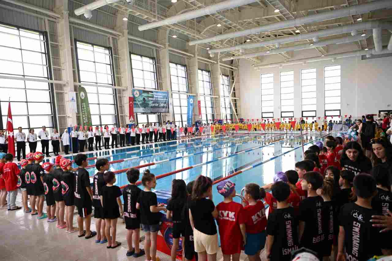 245 minik sporcu yüzmede kıyasıya mücadele etti