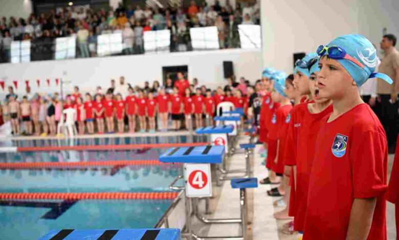 245 minik sporcu yüzmede kıyasıya mücadele etti