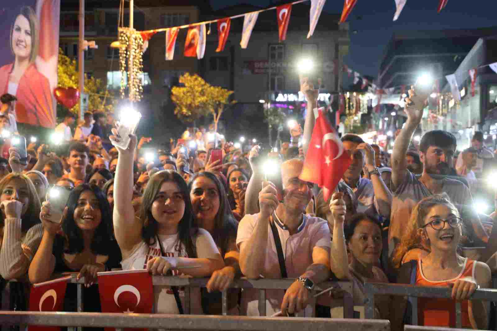 İzmit’te bayram coşkusu Yüksek Sadakat konseriyle taçlandı