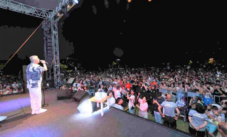 Cengiz Kurtoğlu, şarkılarıyla Karamürsel’i salladı