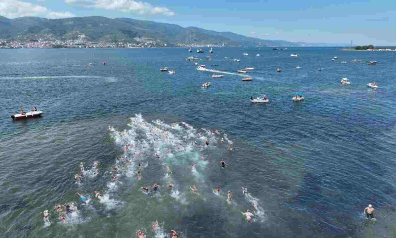 KOCAELİ'NİN İKİ YAKASI YÜZLERCE YÜZÜCÜNÜN KULAÇLARI İLE BİRLEŞTİ