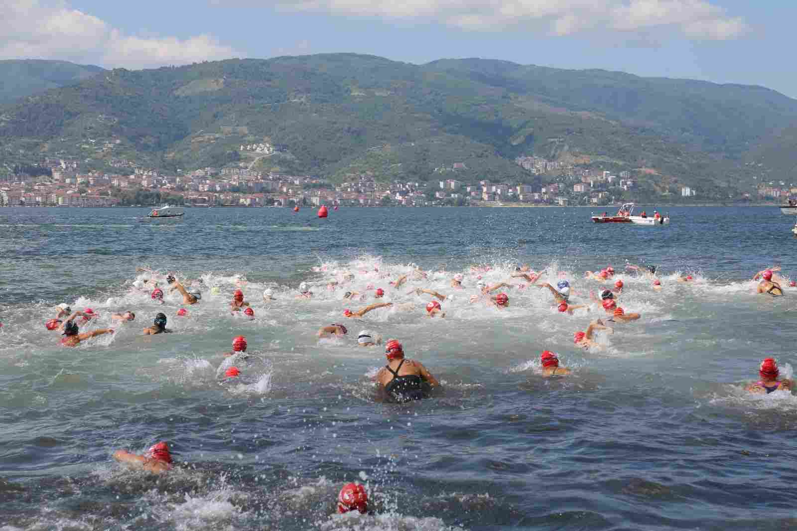 KOCAELİ'NİN İKİ YAKASI YÜZLERCE YÜZÜCÜNÜN KULAÇLARI İLE BİRLEŞTİ