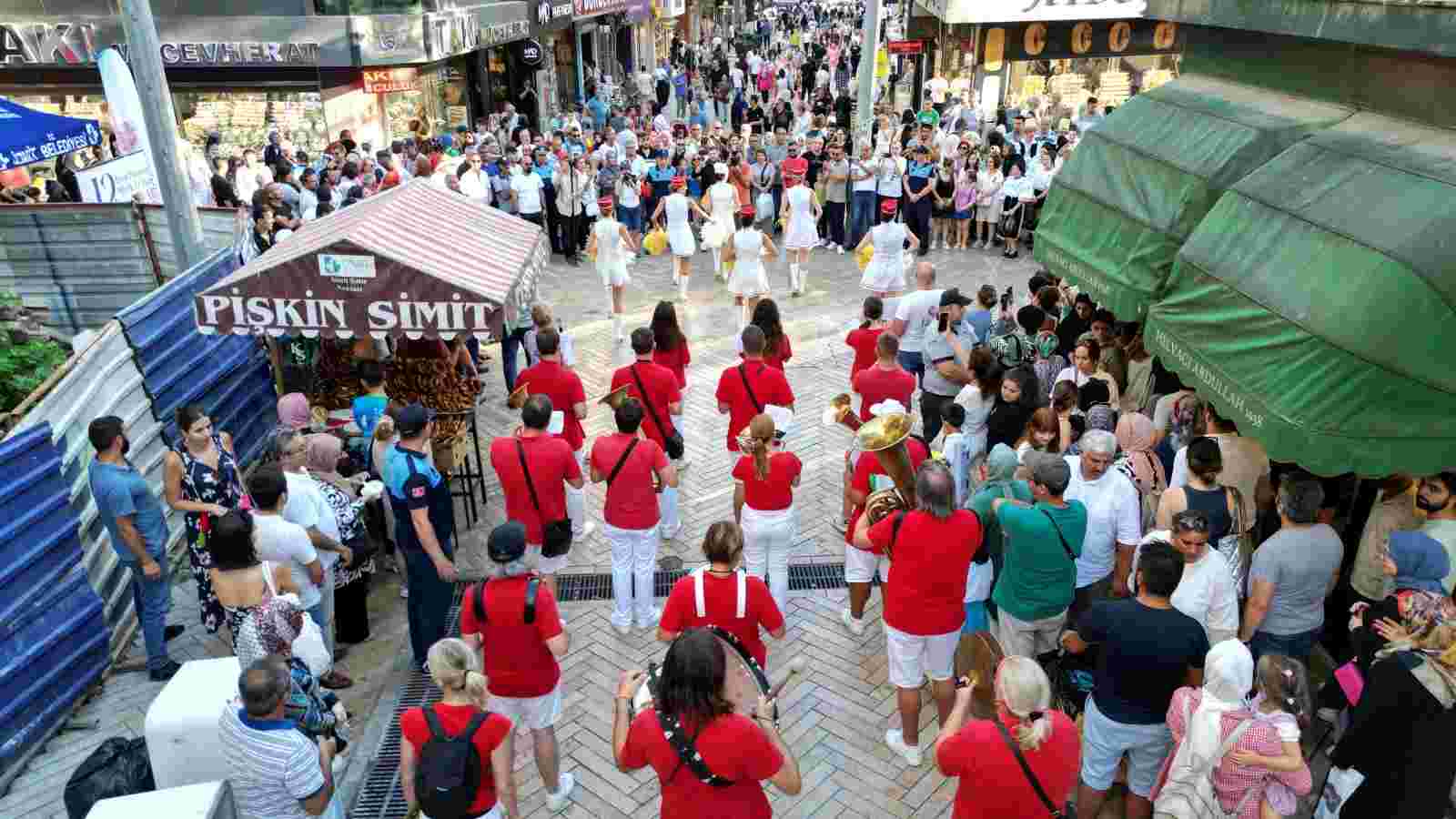 Festival coşkusu İzmit’in dört bir yanında yaşanıyor!