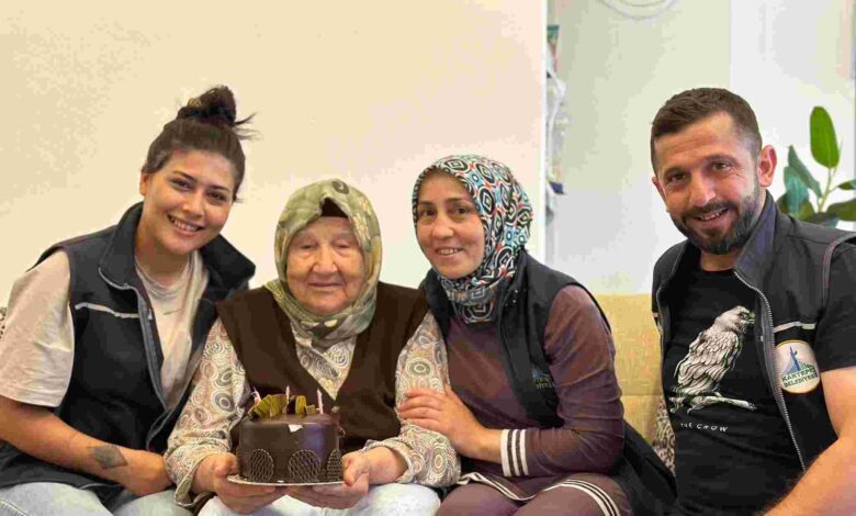Ayşe Nene 82 yaşında ilk defa doğum günü kutladı