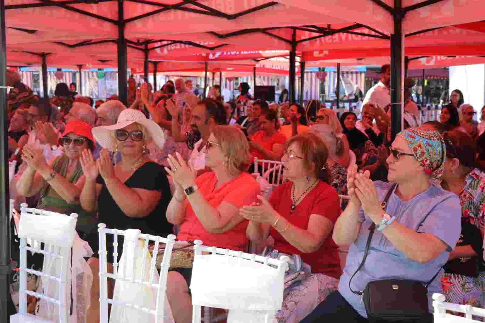 İzmitli sanatçı Bülent Tamer, sahnesiyle Pişmaniye Festivaline renk kattı