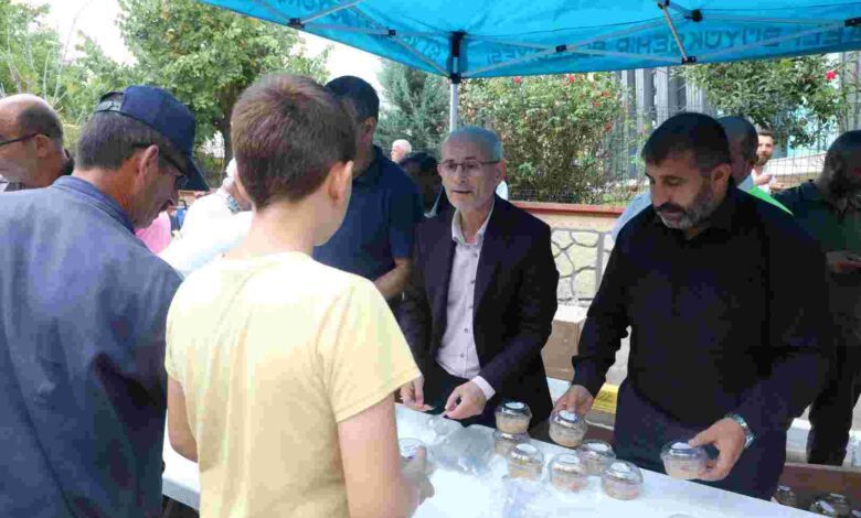 Büyükşehir’den esnaf ve vatandaşa aşure ikramı