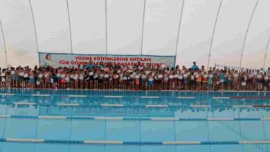 İzmit’in minik yüzücüleri sertifikalarını Fatma ablalarının elinden aldı