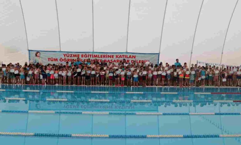 İzmit’in minik yüzücüleri sertifikalarını Fatma ablalarının elinden aldı