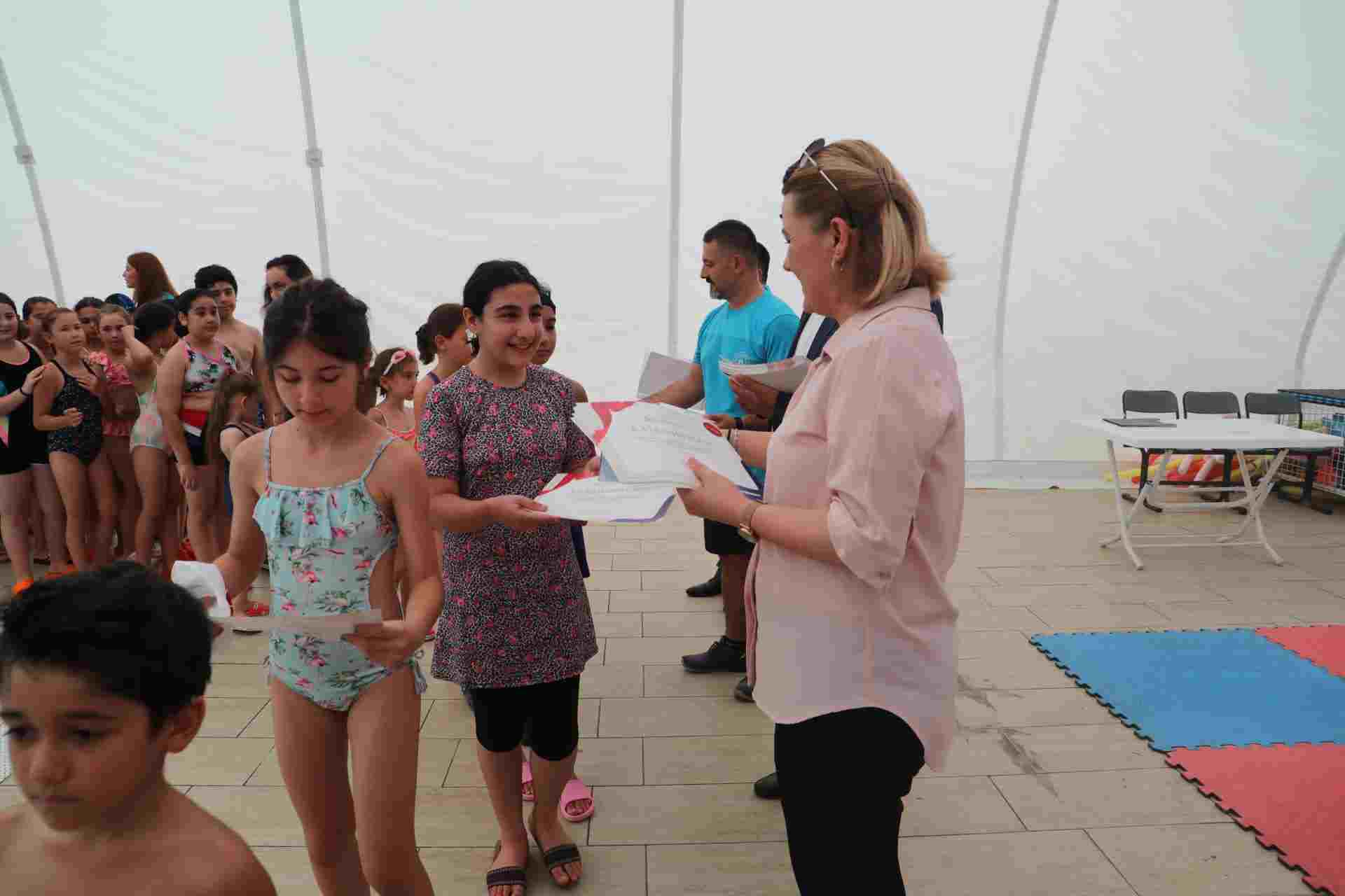 İzmit’in minik yüzücüleri sertifikalarını Fatma ablalarının elinden aldı