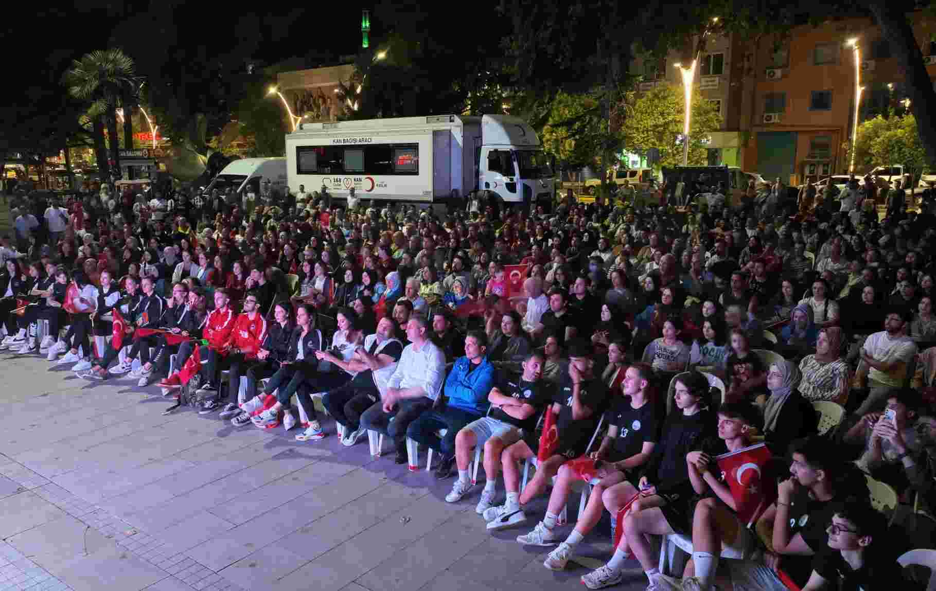Milli Takımın şampiyonluğunu Gölcük Anıtpark’ta “Erik Dalı” oynayarak kutladılar