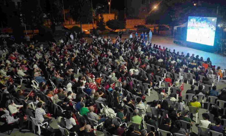 Milli Takımın şampiyonluğunu Gölcük Anıtpark’ta “Erik Dalı” oynayarak kutladılar