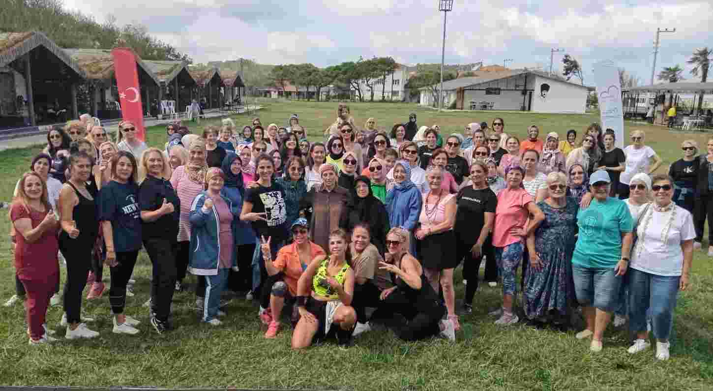 İzmitli kadınlar zumba etkinliği ile hem eğlendi hem spor yaptı