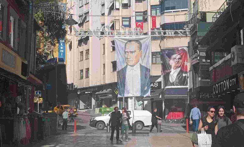 Fethiye Caddesi’ni Atatürk fotoğraflarıyla donattı
