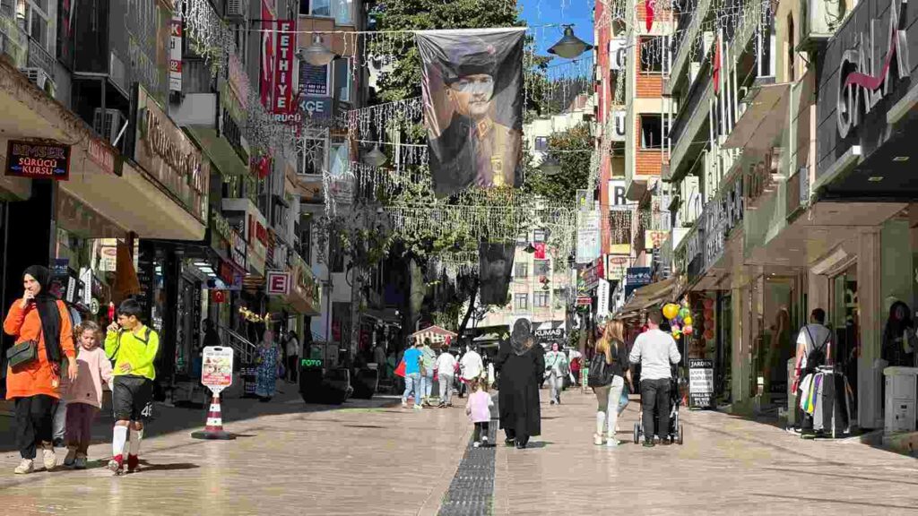 Fethiye Caddesi’ni Atatürk fotoğraflarıyla donattı