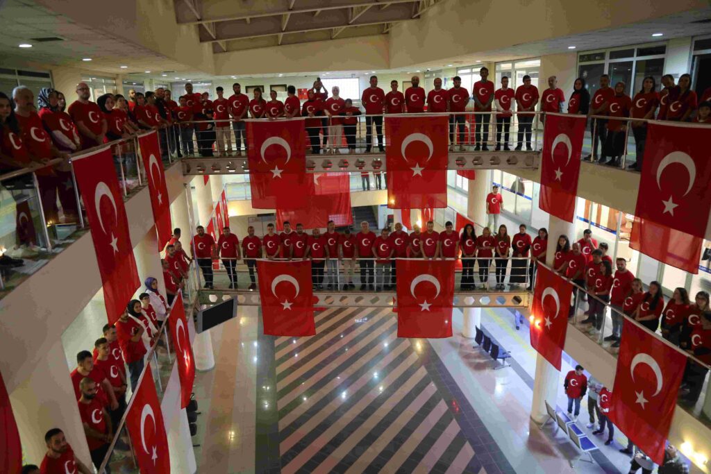 GÖLCÜK BELEDİYESİ CUMHURİYETİN 100. YILINDA KIRMIZI BEYAZA BÜRÜNDÜ