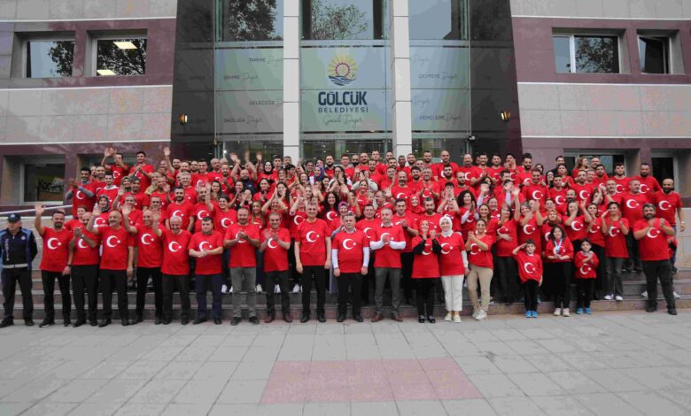 GÖLCÜK BELEDİYESİ CUMHURİYETİN 100. YILINDA KIRMIZI BEYAZA BÜRÜNDÜ