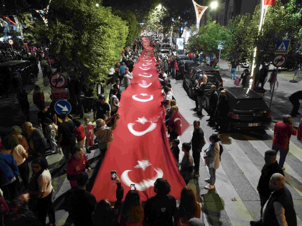 Gölcük’te 7’den 70’e binlerce kişi, Cumhuriyet Bayramını Kutladı