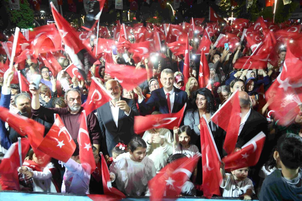 Gölcük’te 7’den 70’e binlerce kişi, Cumhuriyet Bayramını Kutladı