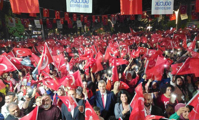 Gölcük’te 7’den 70’e binlerce kişi, Cumhuriyet Bayramını Kutladı