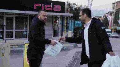 İzmit Belediyesi Çınar Ekibi, Yeşilova Mahallesi’nde sabahın erken saatlerinde işe gitmek için servis ve otobüs bekleyen emekçilere açma ve meyve suyu ikram etti