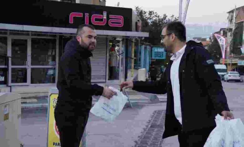 İzmit Belediyesi Çınar Ekibi, Yeşilova Mahallesi’nde sabahın erken saatlerinde işe gitmek için servis ve otobüs bekleyen emekçilere açma ve meyve suyu ikram etti