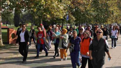 İzmitli kadınlar meme kanserine dikkat çekmek için yürüdü