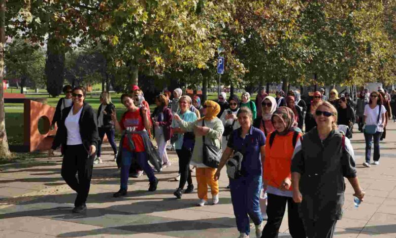 İzmitli kadınlar meme kanserine dikkat çekmek için yürüdü