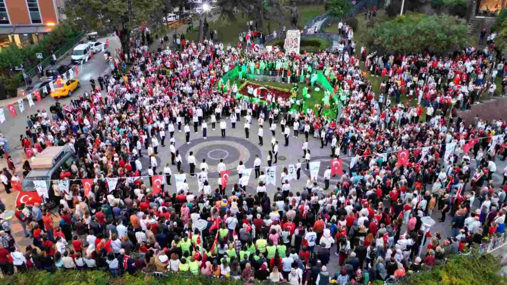 İzmit’te 100’üncü yıl coşkusu 100 zeybek gösterisiyle devam etti