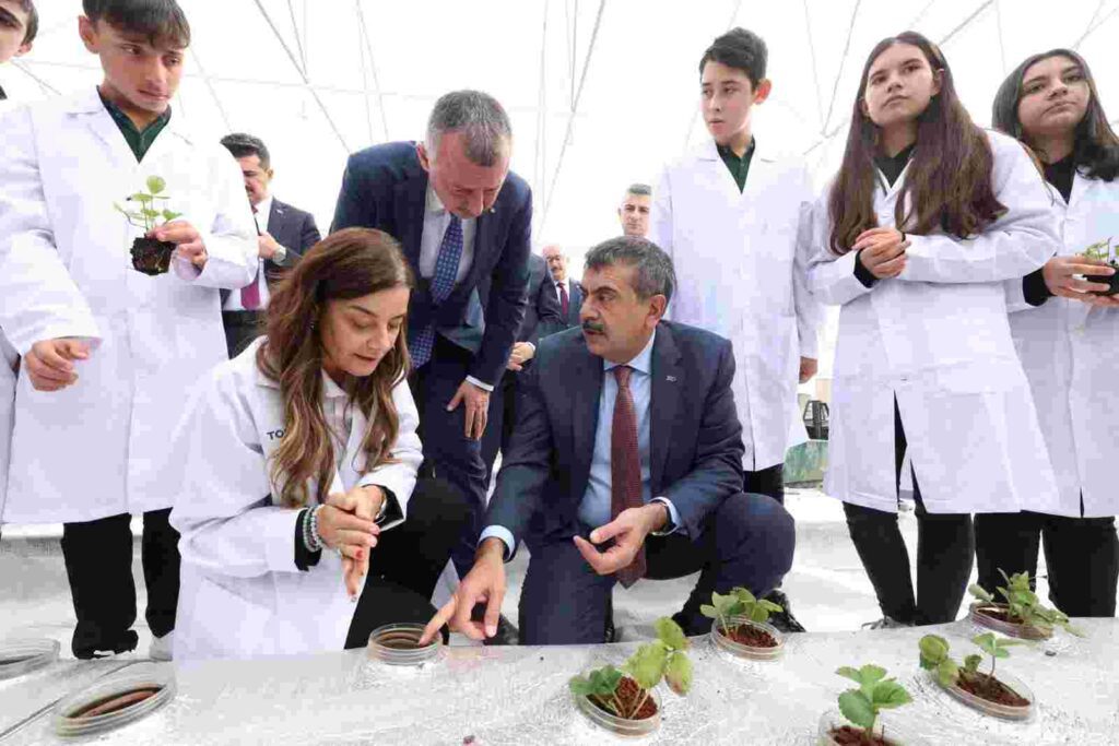 Kocaeli’de öğrenciler topraksız tarım Ar-Ge serasında çilek yetiştiriyor