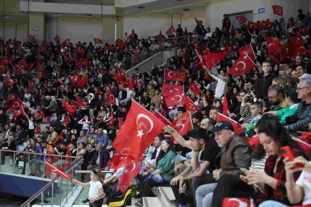 A Milli Kadın Basketbol Takımı İzmit’te farklı kazandı