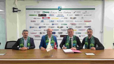 Ali Korkmaz ve Kocaelispor Başkanı Engin Koyun imzaları birlikte attı.
