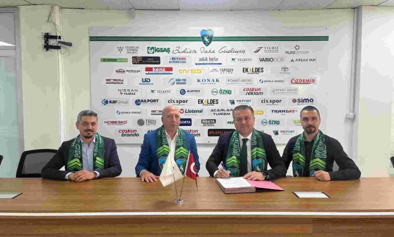 Ali Korkmaz ve Kocaelispor Başkanı Engin Koyun imzaları birlikte attı.