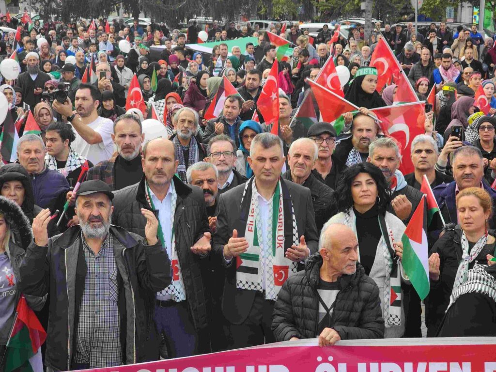 Gölcük’te binlerce kişi Filistin için yürüdü
