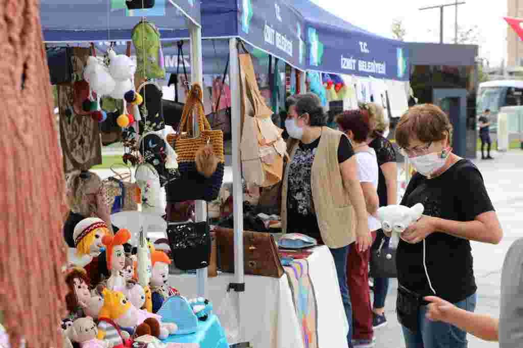 İZMEK’te üretilen el emeği ürünler kentin farklı noktalarında vatandaşları bekliyor