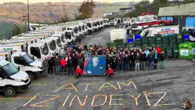 İş eldivenleriyle ‘Atam İzindeyiz’ yazdılar