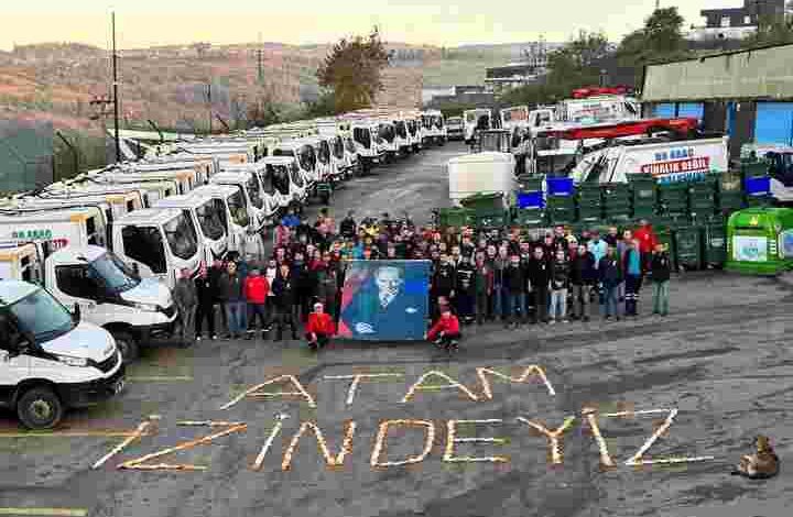 İş eldivenleriyle ‘Atam İzindeyiz’ yazdılar