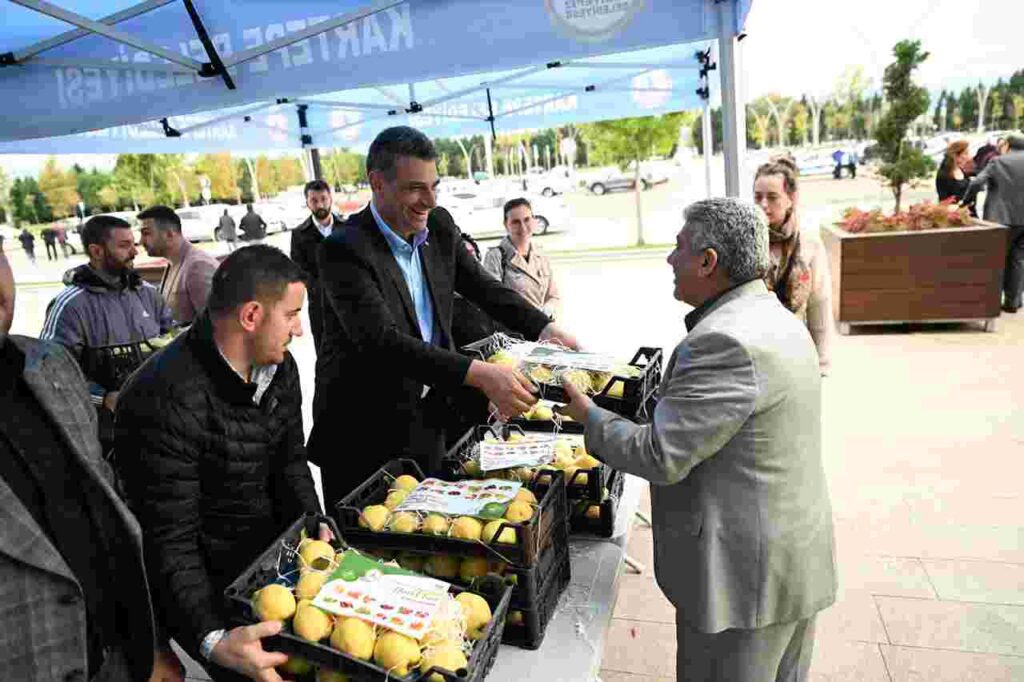 Meclis üyelerine ayva dağıttı