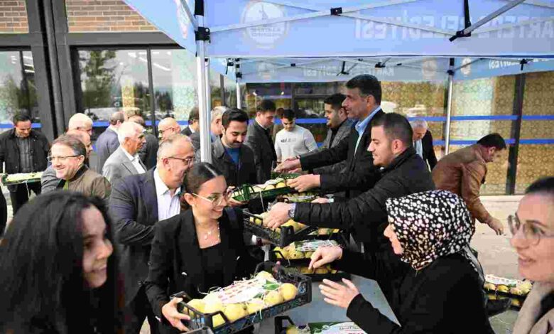 Meclis üyelerine ayva dağıttı