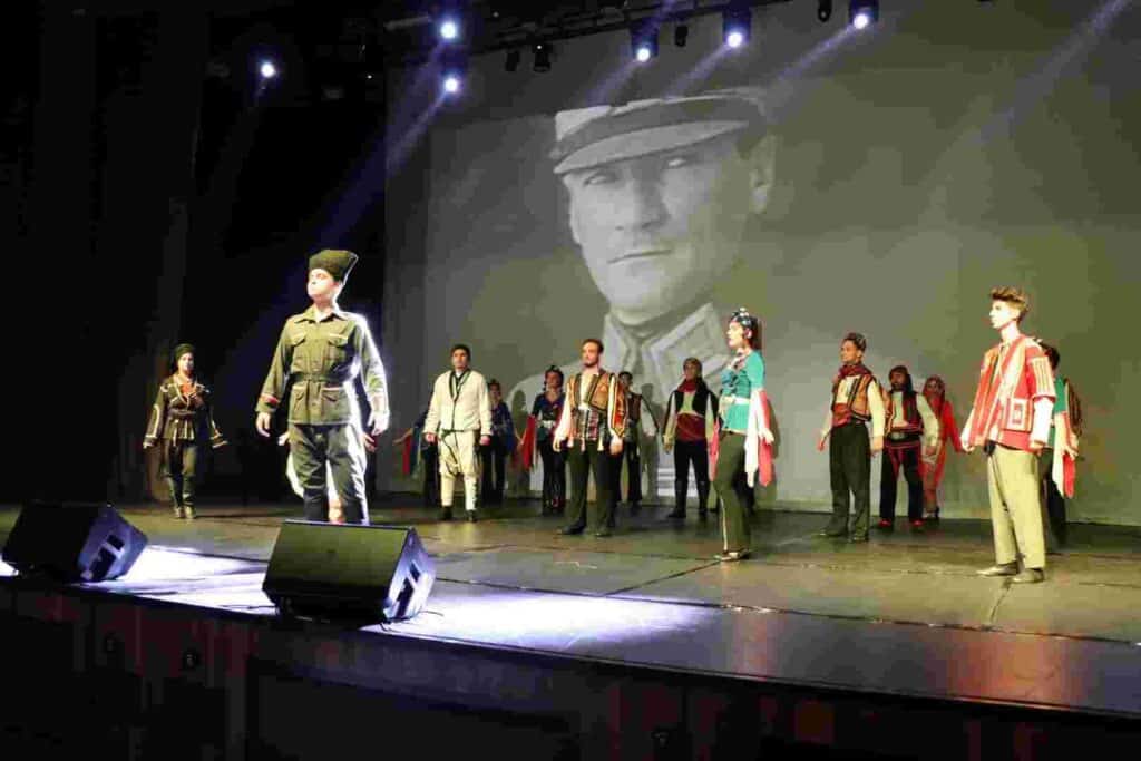 Sahne İzmit Halk Dansları Topluluğu Nikomedia Dans Gösterisi