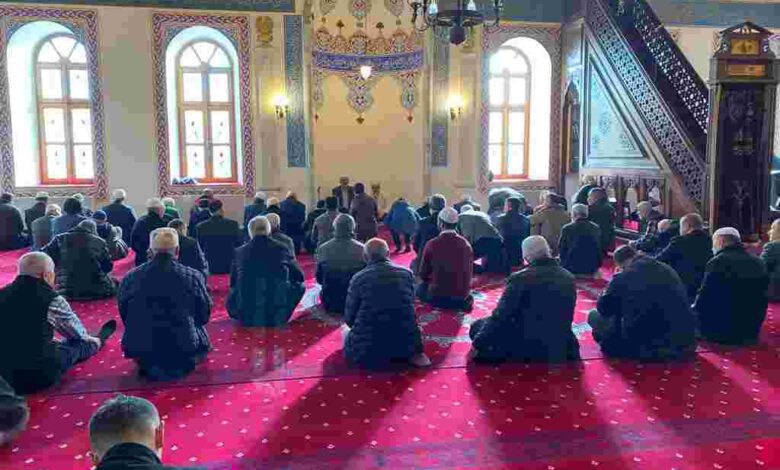 12 şehidimiz için Mevlid-i Şerif okutup helva dağıttı