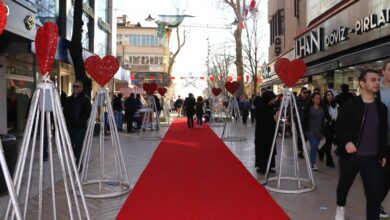 Vatandaşın ayağına kırmızı halı serdi