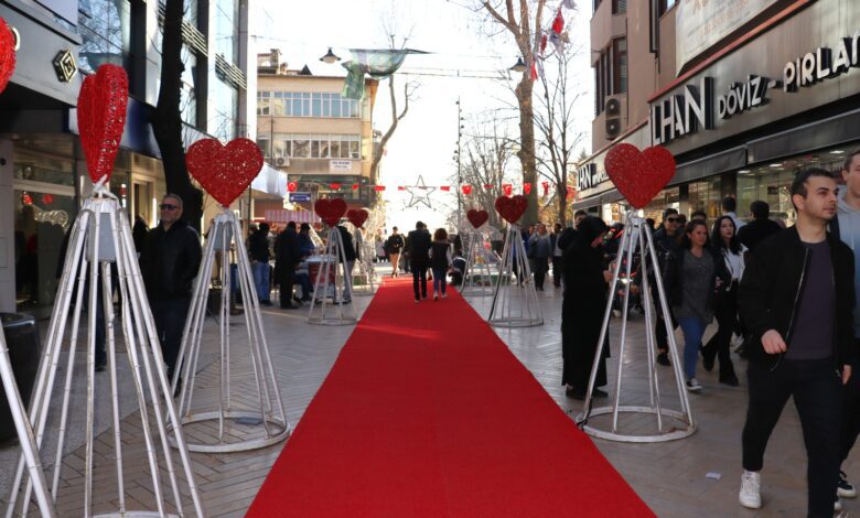 Vatandaşın ayağına kırmızı halı serdi