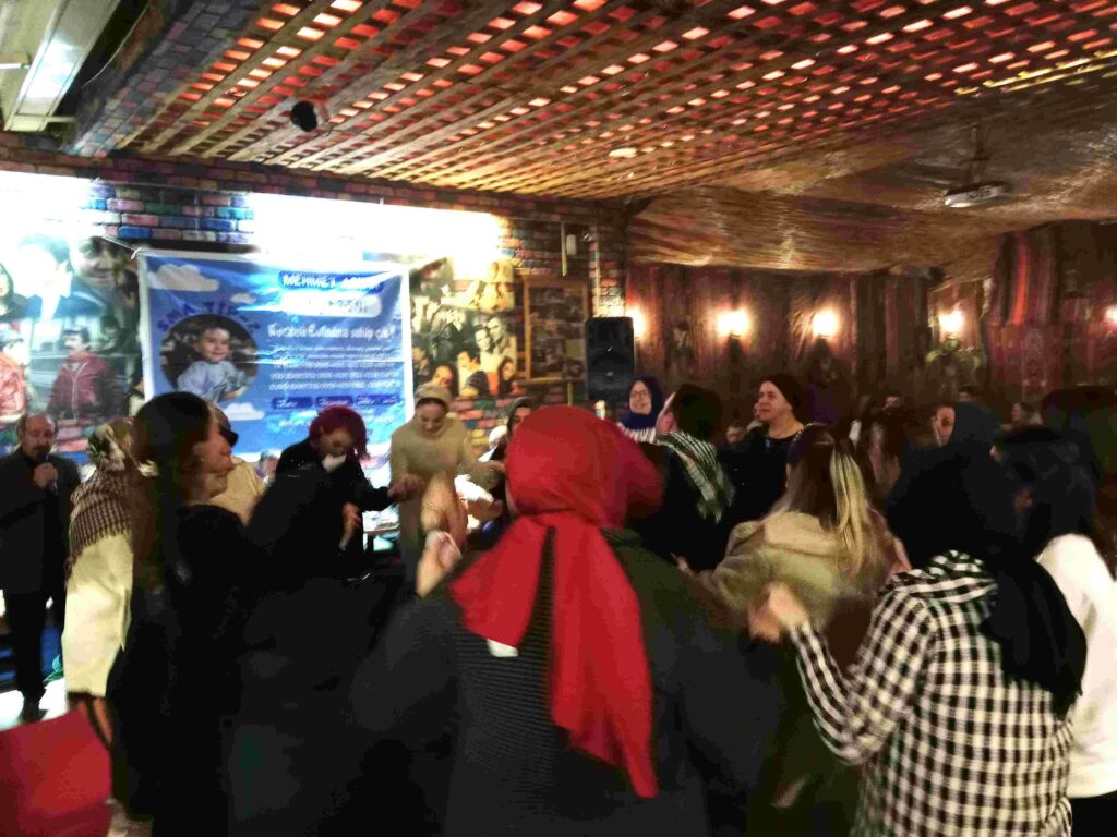 “Mehmet Aslan Yaşasın” kampanyası, İzmit Kilim Kafe'de Sıra Gecesi ile devam etti