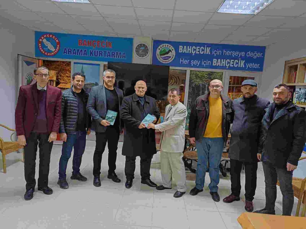 İzmitli Kuklacı Yazar Metin Ateş'in Buz Dağının Ateşi Adlı Romanı Çıktı