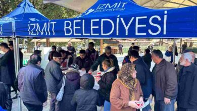 İzmit Belediyesi büyük felakette vefat edenlerin anısına helva dağıttı